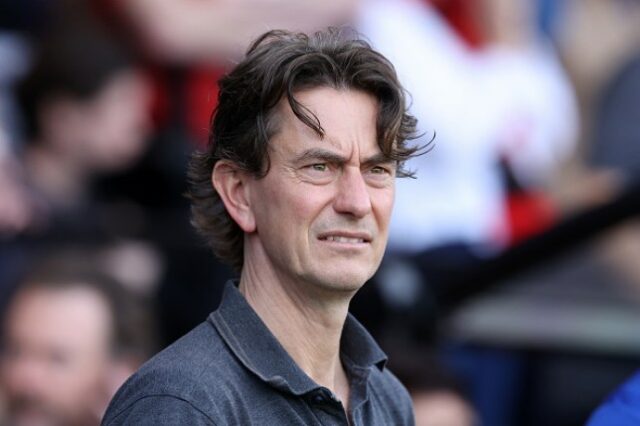 O chefe do Brentford, Thomas Frank, observa