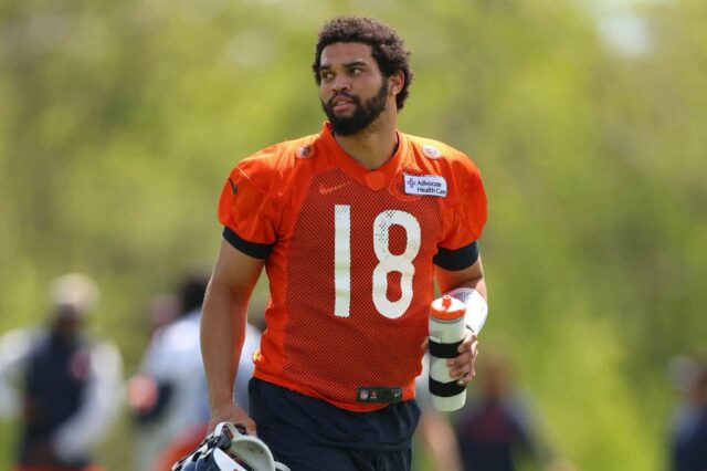 Caleb Williams # 18 do Chicago Bears observa durante o Chicago Bears Rookie Minicamp no Halas Hall em 11 de maio de 2024 em Lake Forest, Illinois.  