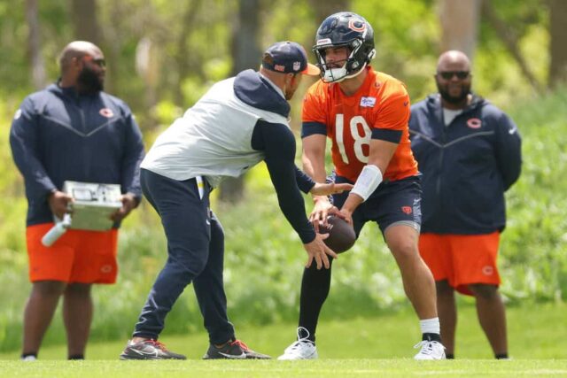 Caleb Williams nº 18 do Chicago Bears participa de um exercício durante o Chicago Bears Rookie Minicamp no Halas Hall em 11 de maio de 2024 em Lake Forest, Illinois.