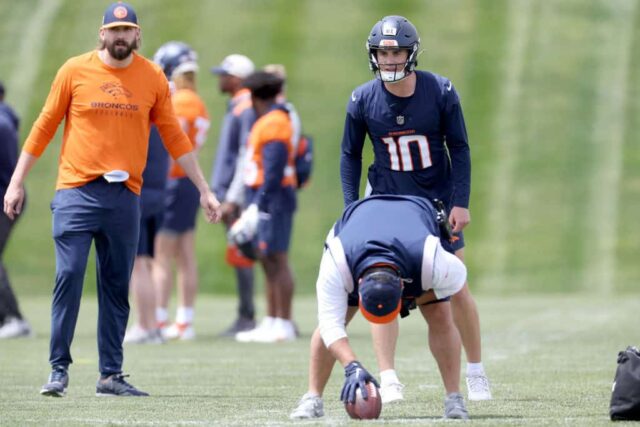 O quarterback Bo Nix nº 10 do Denver Broncos se alinha atrás do centro durante o Denver Broncos Rookie Minicamp no Centura Health Training Center em 11 de maio de 2024 em Englewood, Colorado. 