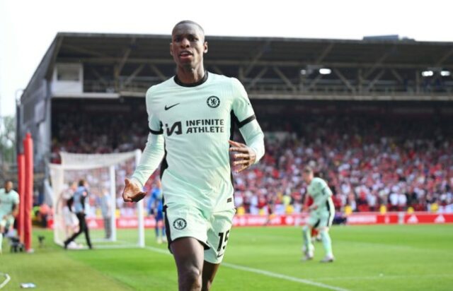 A estrela do Chelsea, Nicolas Jackson, comemora o gol contra o Nottingham Forest