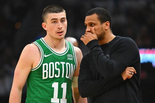 Payton Pritchard # 11 do Boston Celtics fala com o técnico Joe Mazzulla durante o primeiro quarto contra o Cleveland Cavaliers no terceiro jogo dos playoffs da segunda rodada da Conferência Leste no Rocket Mortgage Fieldhouse em 11 de maio de 2024 em Cleveland, Ohio.