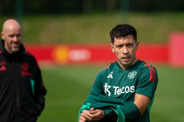 Lisandro Martinez, do Manchester United, em ação durante uma sessão de treinamento do time principal no Carrington Training Ground 