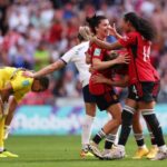 Lucia Garcia comemora o terceiro gol de seu time com as companheiras durante a final da Copa da Inglaterra Feminina entre Manchester United e Tottenham Hotspur
