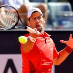 Novak Djokovic, da Sérvia, dá um forehand para Alejandro Tabilo no Aberto da Itália