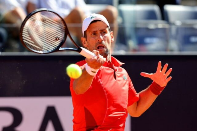 Novak Djokovic, da Sérvia, dá um forehand para Alejandro Tabilo no Aberto da Itália