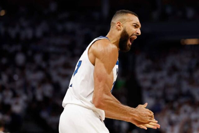 Rudy Gobert #27 do Minnesota Timberwolves reage durante o segundo quarto contra o Denver Nuggets no jogo quatro dos playoffs da segunda rodada da Conferência Oeste no Target Center em 12 de maio de 2024 em Minneapolis, Minnesota.