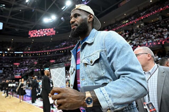     LeBron James participa do quarto jogo dos playoffs da segunda rodada da Conferência Leste no Rocket Mortgage Fieldhouse em 13 de maio de 2024 em Cleveland, Ohio.