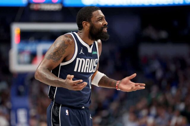 Kyrie Irving # 11 do Dallas Mavericks reage a uma falta durante o terceiro quarto no jogo quatro dos playoffs da segunda rodada da Conferência Oeste no American Airlines Center em 13 de maio de 2024 em Dallas, Texas.