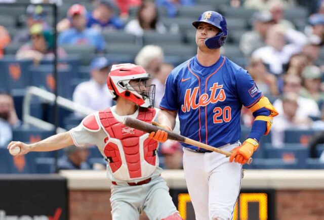 Pete Alonso, nº 20 do New York Mets, observa depois de rebater durante a quinta entrada, enquanto Garrett Stubbs nº 21 do Philadelphia Phillies joga a bola de volta para seu arremessador no Citi Field em 14 de maio de 2024 na cidade de Nova York. 