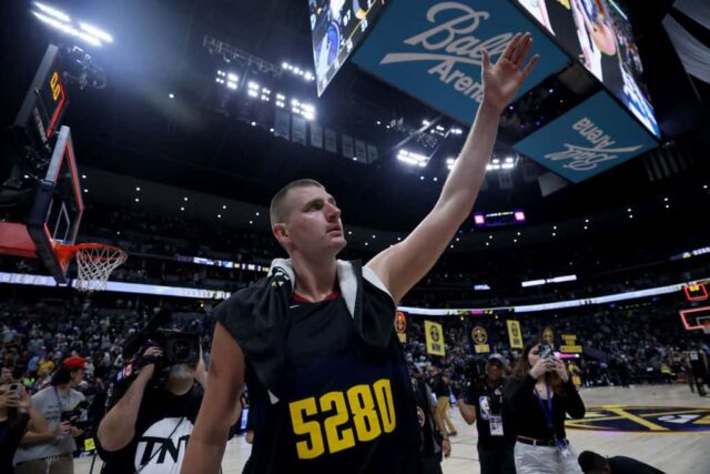 Nikola Jokic # 15 do Denver Nuggets reage após uma vitória por 112-97 contra o Minnesota Timberwolves no jogo cinco dos playoffs da segunda rodada da Conferência Oeste na Ball Arena em 14 de maio de 2024 em Denver, Colorado.