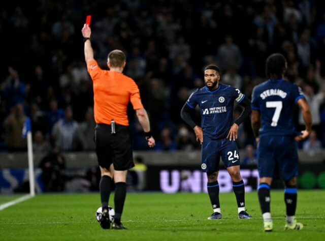 Reece James, do Chelsea, recebe cartão vermelho durante a partida contra o Brighton