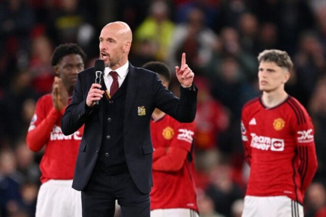 Erik ten Hag, técnico do Manchester United, fala aos torcedores em campo após a vitória do time sobre o Newcastle