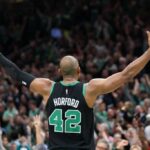Al Horford # 42 do Boston Celtics comemora a vitória do Cleveland Cavaliers no jogo cinco dos playoffs da segunda rodada da Conferência Leste no TD Garden em 15 de maio de 2024 em Boston, Massachusetts.