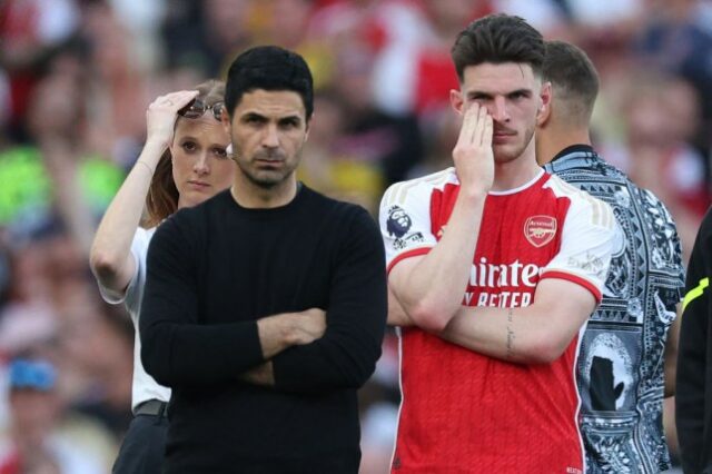 Declan Rice e Mikel Arteta reagem em campo depois que o Arsenal perdeu o título da Premier League para o Manchester City