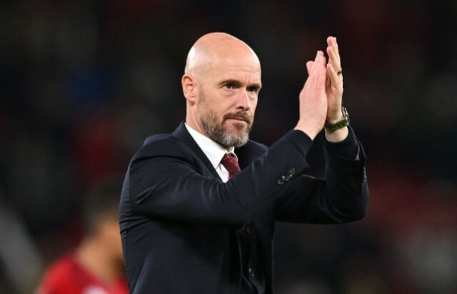 O técnico do Manchester United, Erik ten Hag, aplaude os torcedores após a partida da Premier League entre Manchester United e Newcastle United em Old Trafford