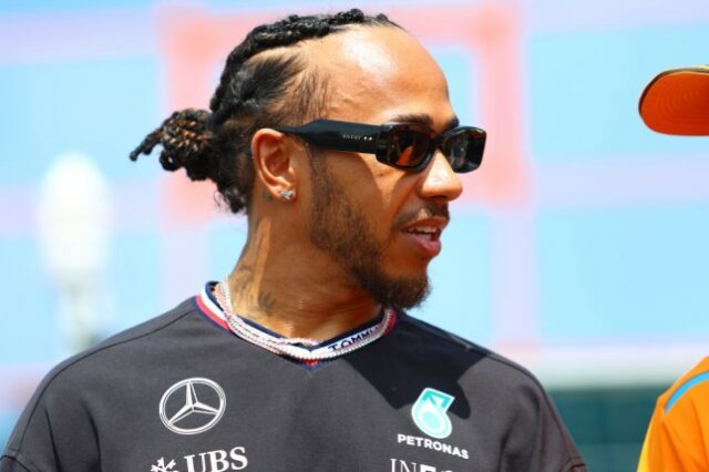 Lewis Hamilton da Grã-Bretanha e Mercedes retratados no Grande Prêmio da Emilia-Romagna de 2024