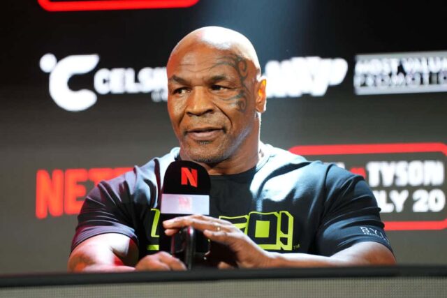 Mike Tyson fala no palco durante a coletiva de imprensa da partida de boxe Jake Paul x Mike Tyson em Arlington no Texas Live!  em 16 de maio de 2024 em Arlington, Texas. 