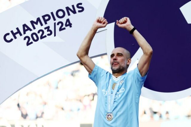 Pep Guardiola e Manchester City comemoraram o quarto triunfo consecutivo na Premier League 