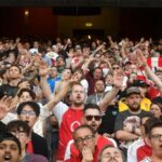 Torcedores do Arsenal mostram seu apoio durante a partida da Premier League contra o Everton