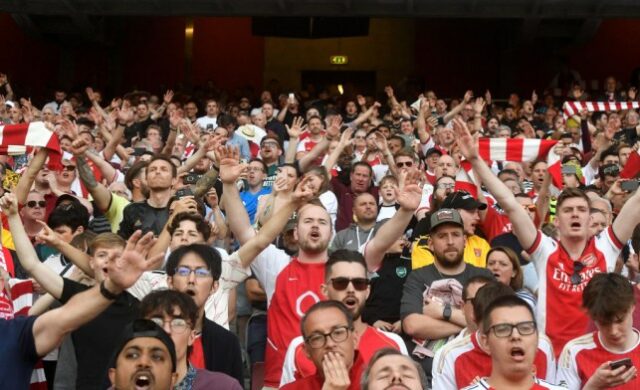 Torcedores do Arsenal mostram seu apoio durante a partida da Premier League contra o Everton