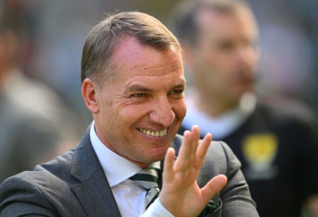 Brendan Rodgers observa durante a partida da Cinch Scottish Premiership entre Celtic e St Mirren 