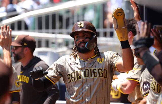 Fernando Tatis Jr. # 23 do San Diego Padres reage após marcar em um single de dois RBI de Jake Cronenworth # 9 na oitava entrada contra o Atlanta Braves em Truist Park em 20 de maio de 2024 em Atlanta, Geórgia.