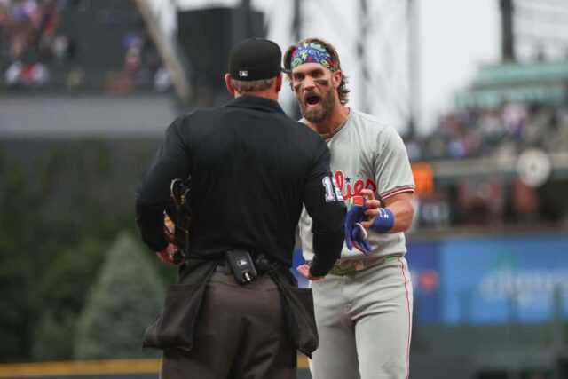 Bryce Harper nº 3 do Philadelphia Phillies discute com o árbitro Bruce Dreckman nº 1 depois de ser expulso durante o primeiro turno do jogo contra o Colorado Rockies no Coors Field em 24 de maio de 2024 em Denver, Colorado.