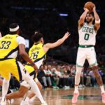 Jayson Tatum #0 do Boston Celtics arremessa a bola contra Ben Sheppard #26 do Indiana Pacers durante o terceiro quarto no primeiro jogo das finais da Conferência Leste no TD Garden em 21 de maio de 2024 em Boston, Massachusetts.