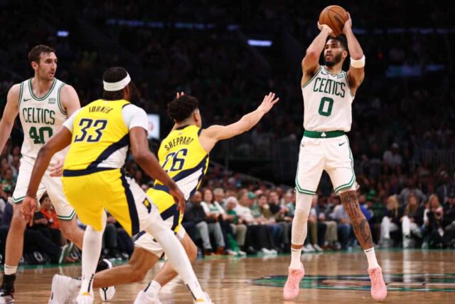 Jayson Tatum #0 do Boston Celtics arremessa a bola contra Ben Sheppard #26 do Indiana Pacers durante o terceiro quarto no primeiro jogo das finais da Conferência Leste no TD Garden em 21 de maio de 2024 em Boston, Massachusetts.