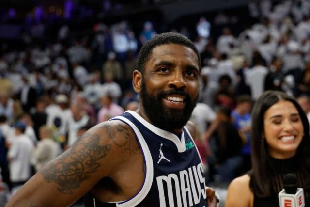 Kyrie Irving # 11 do Dallas Mavericks reage após derrotar o Minnesota Timberwolves por 108-105 no primeiro jogo das finais da Conferência Oeste no Target Center em 22 de maio de 2024 em Minneapolis, Minnesota.