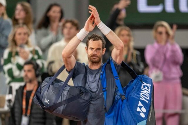 Andy Murray, da Grã-Bretanha, aplaude os fãs depois de perder para Stan Wawrinka no Aberto da França de 2024