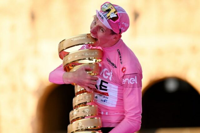 Tadej Pogacar comemora vitória no Giro d'Italia de 2024 (Foto: Shutterstock)