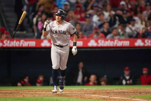 Anthony Volpe # 11 do New York Yankees caminha na sétima entrada contra o Los Angeles Angels no Angel Stadium de Anaheim em 30 de maio de 2024 em Anaheim, Califórnia.