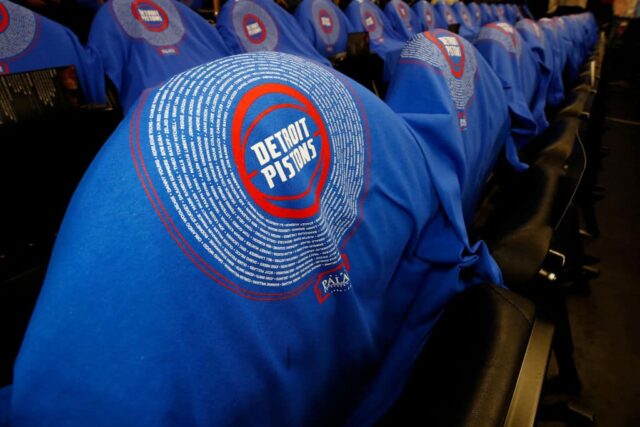 Camisetas aguardam os fãs no último jogo da NBA no Palace of Auburn Hills entre o Washington Wizards e o Detroit Pistons em 10 de abril de 2017 em Auburn Hills, Michigan.