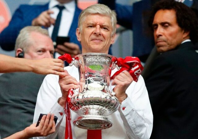 Arsene Wenger sorri ao segurar o troféu da FA Cup em 2017