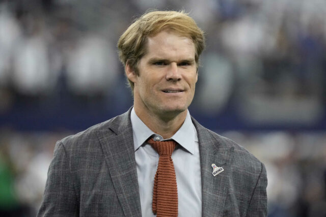 ARLINGTON, TEXAS - 12 DE NOVEMBRO: O locutor de futebol Greg Olsen entra em campo antes do jogo entre o New York Giants e o Dallas Cowboys no AT&T Stadium em 12 de novembro de 2023 em Arlington, Texas