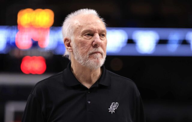 DALLAS, TX - 14 DE FEVEREIRO: O técnico Gregg Popovich do San Antonio Spurs observa enquanto os Spurs enfrentam o Dallas Mavericks no primeiro tempo no American Airlines Center em 14 de fevereiro de 2024 em Dallas, Texas.  NOTA AO USUÁRIO: O Usuário reconhece e concorda expressamente que, ao baixar e/ou usar esta fotografia, o Usuário está concordando com os termos e condições do Contrato de Licença da Getty Images.