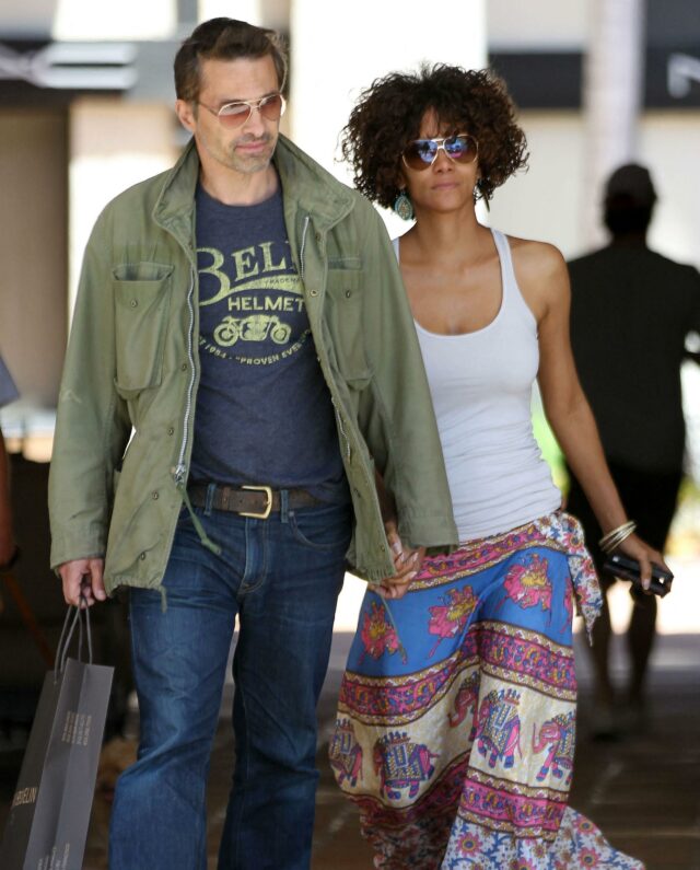 HALLE BERRY E OLIVIER MARTINEZ COMPRAMANDO DE MÃOS DADAS EM MALIBU