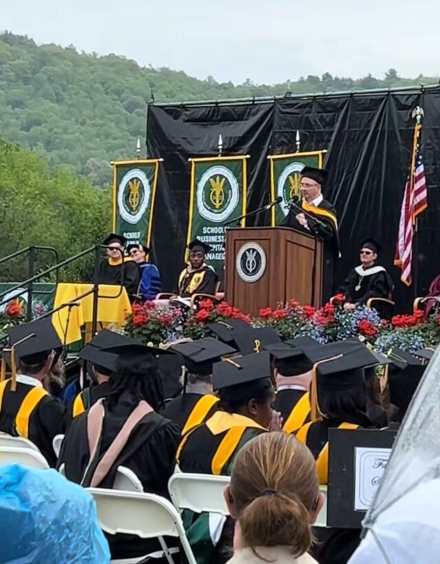 Steve Burns, estrela de 'Blue's Clues', faz discurso nostálgico de formatura