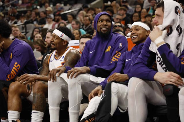 SAN ANTONIO, TX - 23 DE MARÇO: Kevin Durant nº 35 do Phoenix Suns é todo sorrisos enquanto os fãs pedem que Isaiah Thomas nº 4 entre no jogo contra o San Antonio Spurs no segundo tempo no Frost Bank Center em 23 de março de 2024 em Santo Antônio, Texas.  NOTA AO USUÁRIO: O Usuário reconhece e concorda expressamente que, ao baixar e/ou usar esta fotografia, o Usuário está concordando com os termos e condições do Contrato de Licença da Getty Images.