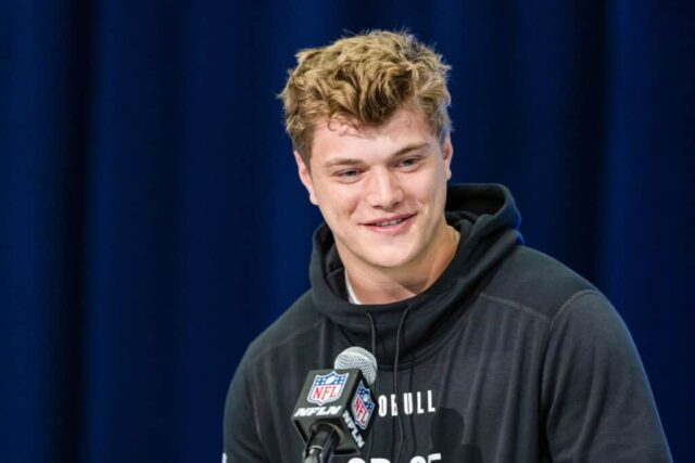 INDIANÁPOLIS, INDIANA - 01 DE MARÇO: JJ McCarthy #QB05 do Michigan Wolverines fala à mídia durante o 2024 NFL Draft Combine no Lucas Oil Stadium em 01 de março de 2024 em Indianápolis, Indiana.