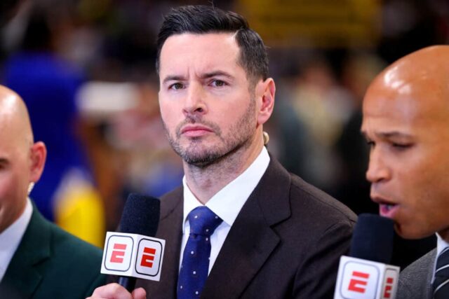 DENVER, COLORADO - 25 DE DEZEMBRO: O ex-jogador da NBA JJ Redick trabalha para a ESPN na Ball Arena em 25 de dezembro de 2023 em Denver, Colorado.  NOTA AO USUÁRIO: O usuário reconhece e concorda expressamente que, ao baixar e/ou usar esta fotografia, o usuário concorda com os termos e condições do Contrato de Licença da Getty Images.