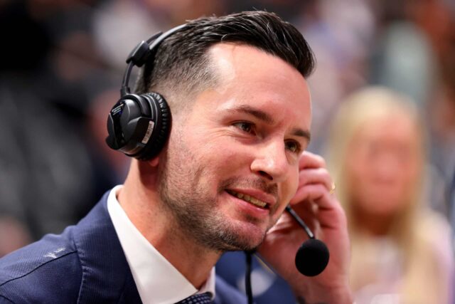 JJ Redick anuncia o jogo entre Los Angeles Lakers e Denver Nuggets na Ball Arena em 26 de outubro de 2022 em Denver, Colorado.  (NOTA AO USUÁRIO: O usuário reconhece e concorda expressamente que, ao baixar e/ou usar esta fotografia, o usuário concorda com os termos e condições do Contrato de Licença da Getty Images.