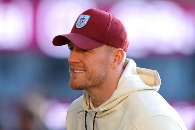 BURNLEY, INGLATERRA - 25 DE NOVEMBRO: JJ Watt, proprietário minoritário do Burnley, observa antes da partida da Premier League entre Burnley FC e West Ham United em Turf Moor em 25 de novembro de 2023 em Burnley, Inglaterra.