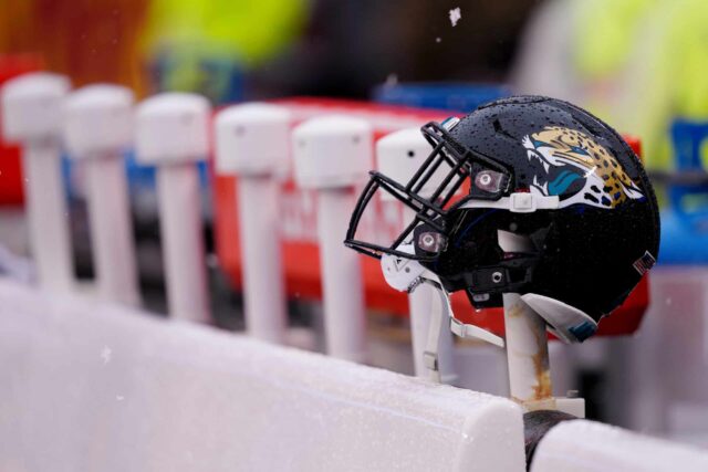KANSAS CITY, MISSOURI - 21 DE JANEIRO: Um capacete do Jacksonville Jaguars repousa sobre um aquecedor antes do jogo AFC Divisional Playoff entre o Jacksonville Jaguars e o Kansas City Chiefs no Arrowhead Stadium em 21 de janeiro de 2023 em Kansas City, Missouri.