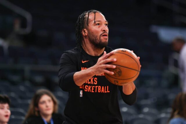 NOVA IORQUE, NOVA IORQUE - 25 DE DEZEMBRO: Jalen Brunson # 11 do New York Knicks arremessa durante o aquecimento antes do jogo contra o Milwaukee Bucks no Madison Square Garden em 25 de dezembro de 2023 na cidade de Nova York.  NOTA AO USUÁRIO: O Usuário reconhece e concorda expressamente que, ao baixar e/ou usar esta fotografia, o Usuário está concordando com os termos e condições do Contrato de Licença da Getty Images.