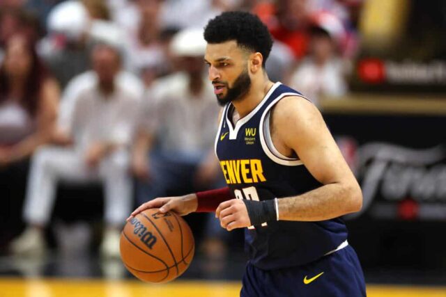 Jamal Murray #27 do Denver Nuggets traz a bola para a quadra durante o segundo quarto contra o Miami Heat no jogo quatro das finais da NBA de 2023 no Kaseya Center em 9 de junho de 2023 em Miami, Flórida.  NOTA AO USUÁRIO: O usuário reconhece e concorda expressamente que, ao baixar e/ou usar esta fotografia, o usuário concorda com os termos e condições do Contrato de Licença da Getty Images.