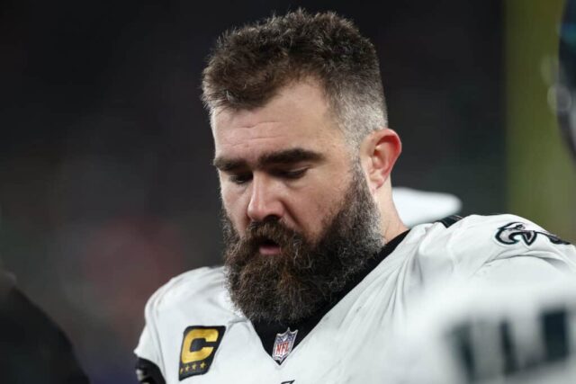 EAST RUTHERFORD, NOVA JERSEY - 07 DE JANEIRO: Jason Kelce # 62 do Philadelphia Eagles observa durante o segundo tempo do jogo contra o New York Giants no MetLife Stadium em 07 de janeiro de 2024 em East Rutherford, Nova Jersey.