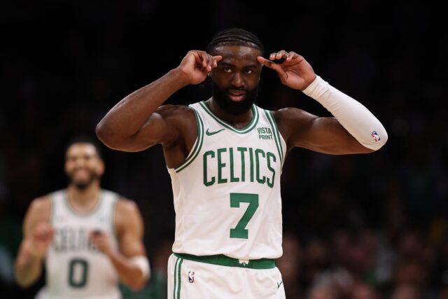 BOSTON, MASSACHUSETTS - 09 DE MAIO: Jaylen Brown # 7 do Boston Celtics gesticula durante o segundo quarto contra o Cleveland Cavaliers no segundo jogo dos playoffs da segunda rodada da Conferência Leste no TD Garden em 09 de maio de 2024 em Boston, Massachusetts.  NOTA AO USUÁRIO: O Usuário reconhece e concorda expressamente que, ao baixar e/ou usar esta fotografia, o Usuário está concordando com os termos e condições do Contrato de Licença da Getty Images.